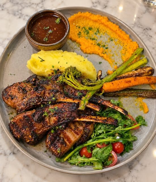 Grilled lamb cutlets with mash and vegetables